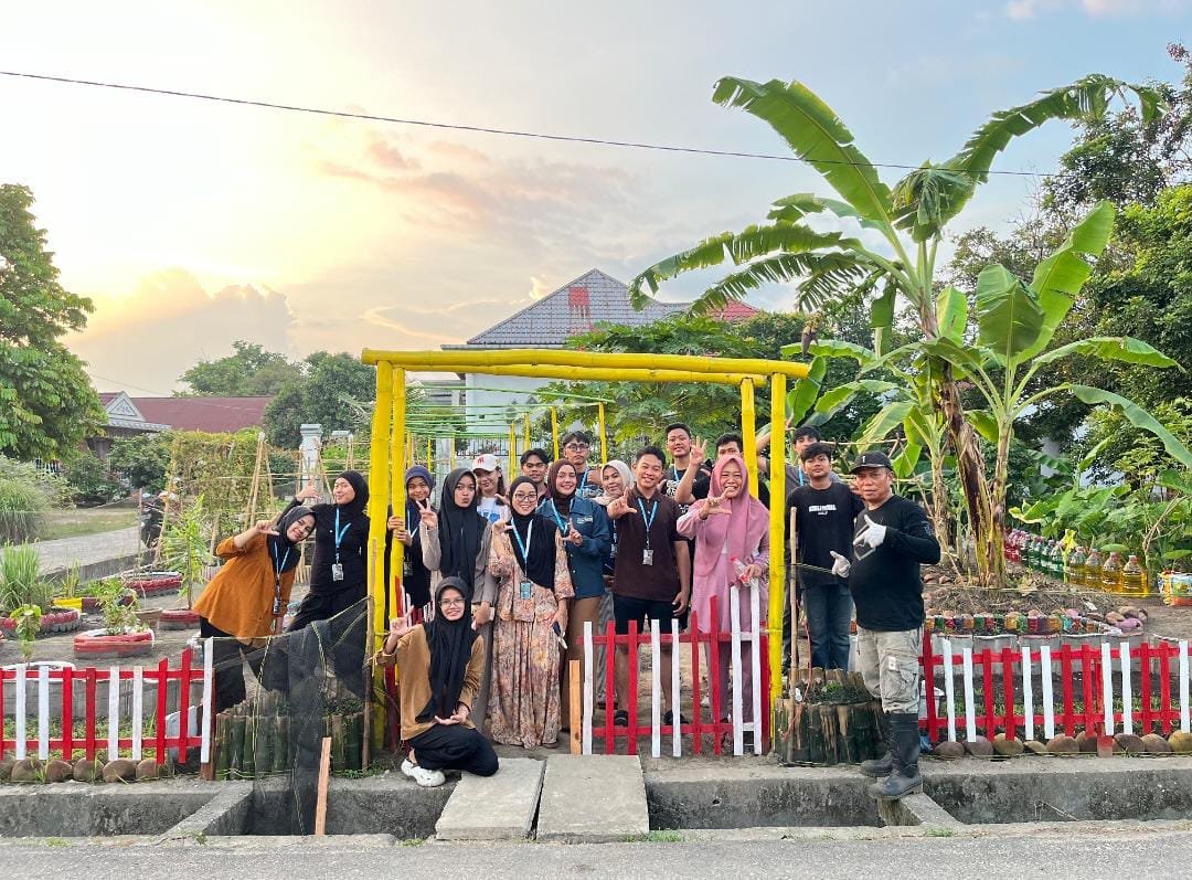 Mahasiswa KKN UMRI Kelompok 9 Kembangkan Lahan Komunal RW 09 Tangkerang Timur Jadi Kebun TOGA dan Sayur Produktif